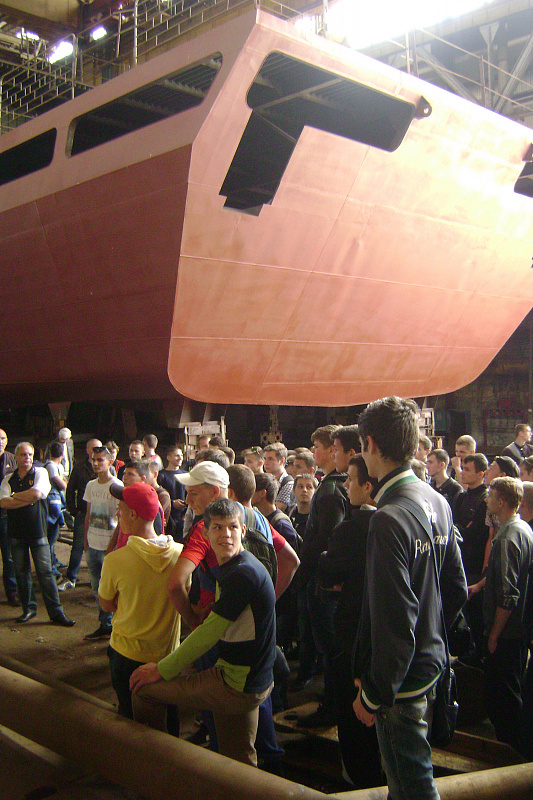 Двести николаевских юношей и девушек увидели на ЧСЗ подъем судна 900-тонным краном «KONE»