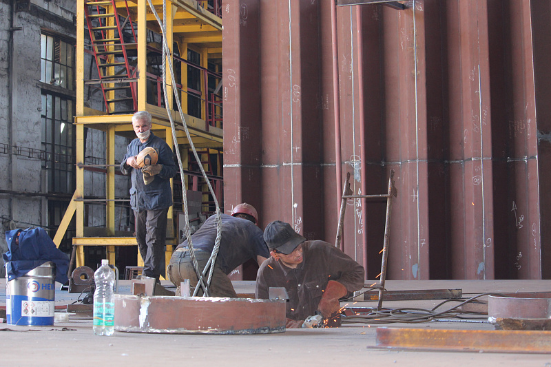 More Than Half of Cylindrical Section of Tanker Hull Assembled at Nikolayev Shipyard of SMG